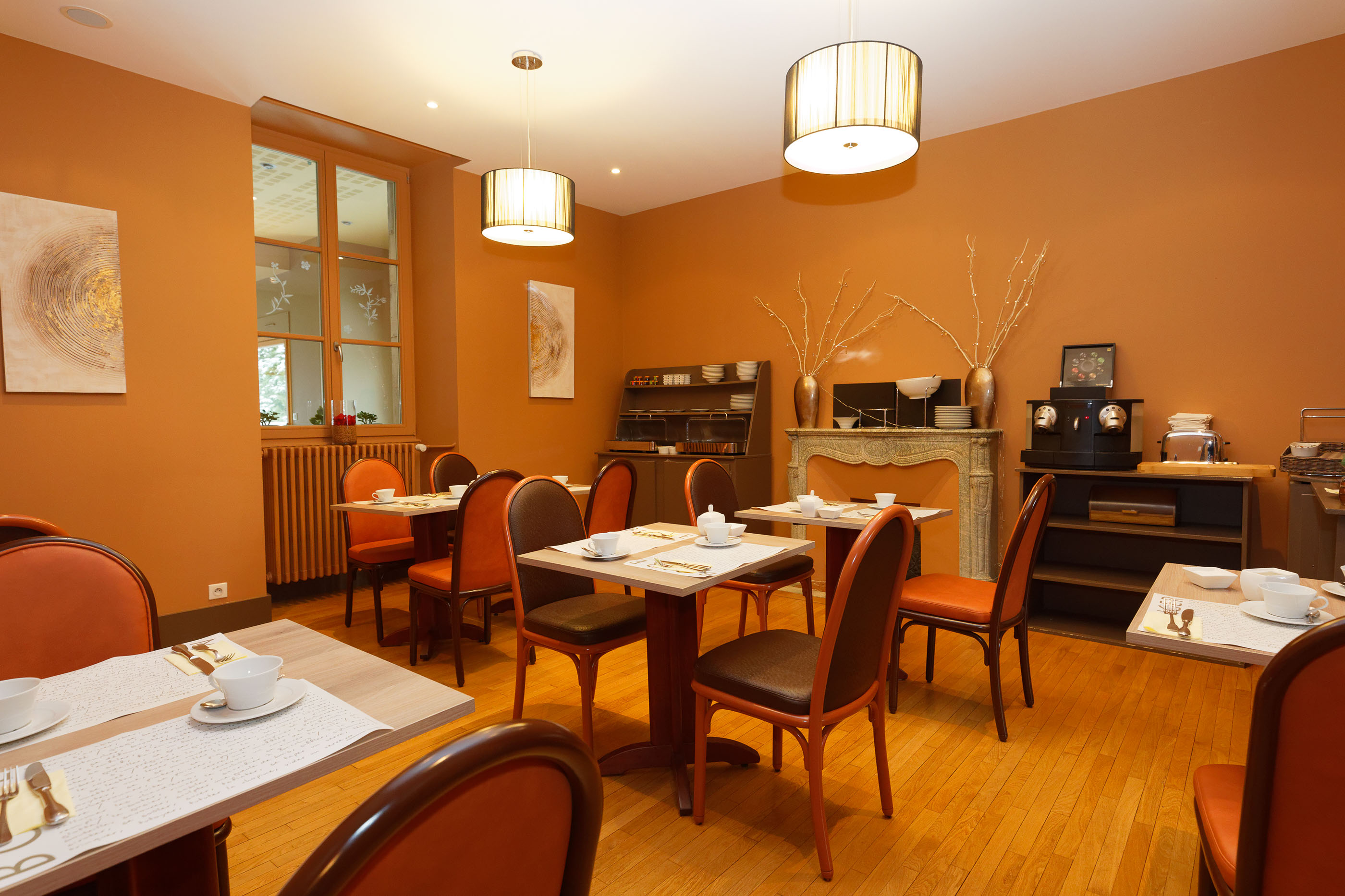 Breakfast room 3-star Hotel and Restaurant in Arbois in the Jura